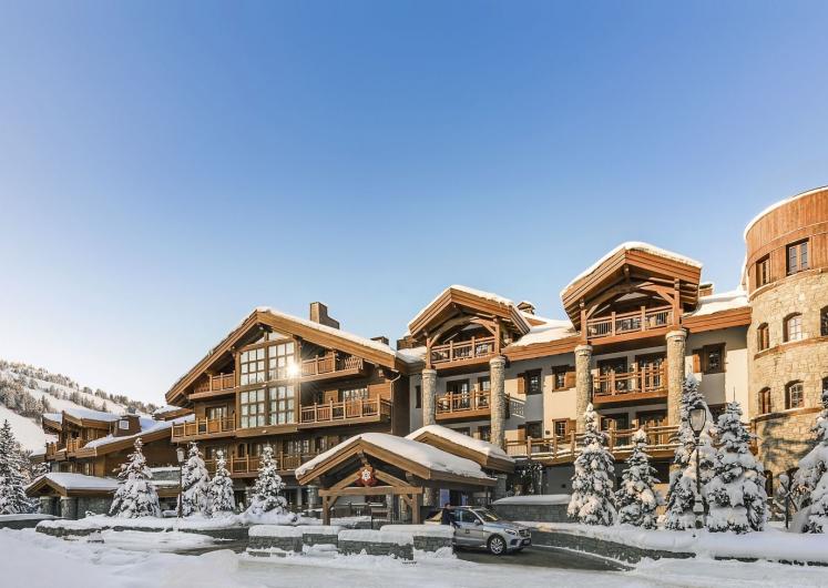 Car hire with driver to Les Suites de la Potiniere in Courchevel